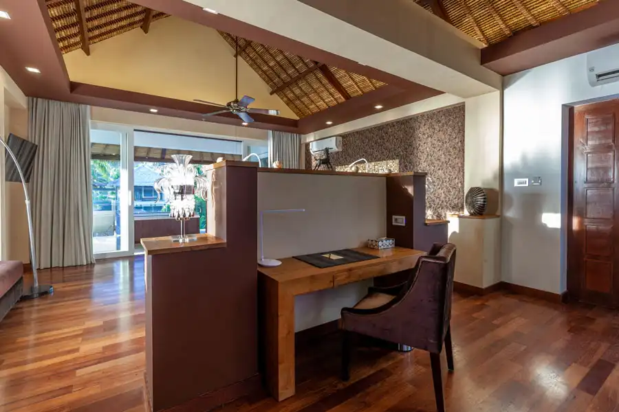 Mountain View Suite - Mountain View Suite - Working table